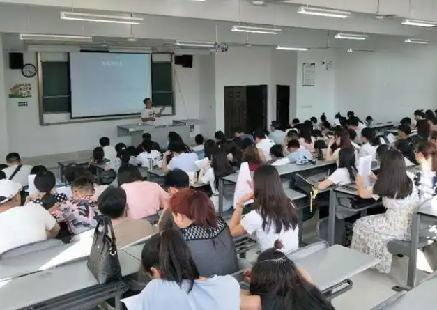 寶貴的時光用來刷題和追求高分部分學生放棄感興趣卻難度較高的課程 寶貴的時光用來刷題和追求高分部分學生放棄感興趣卻難度較高的課程